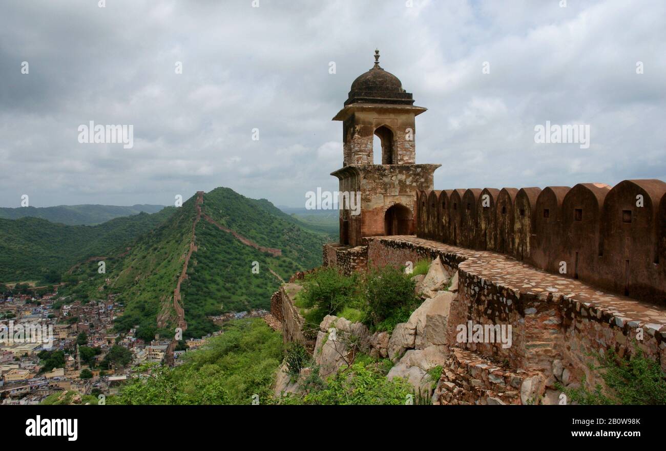 Vista del muro intorno al forte ambra a Jaipur, India Foto Stock
