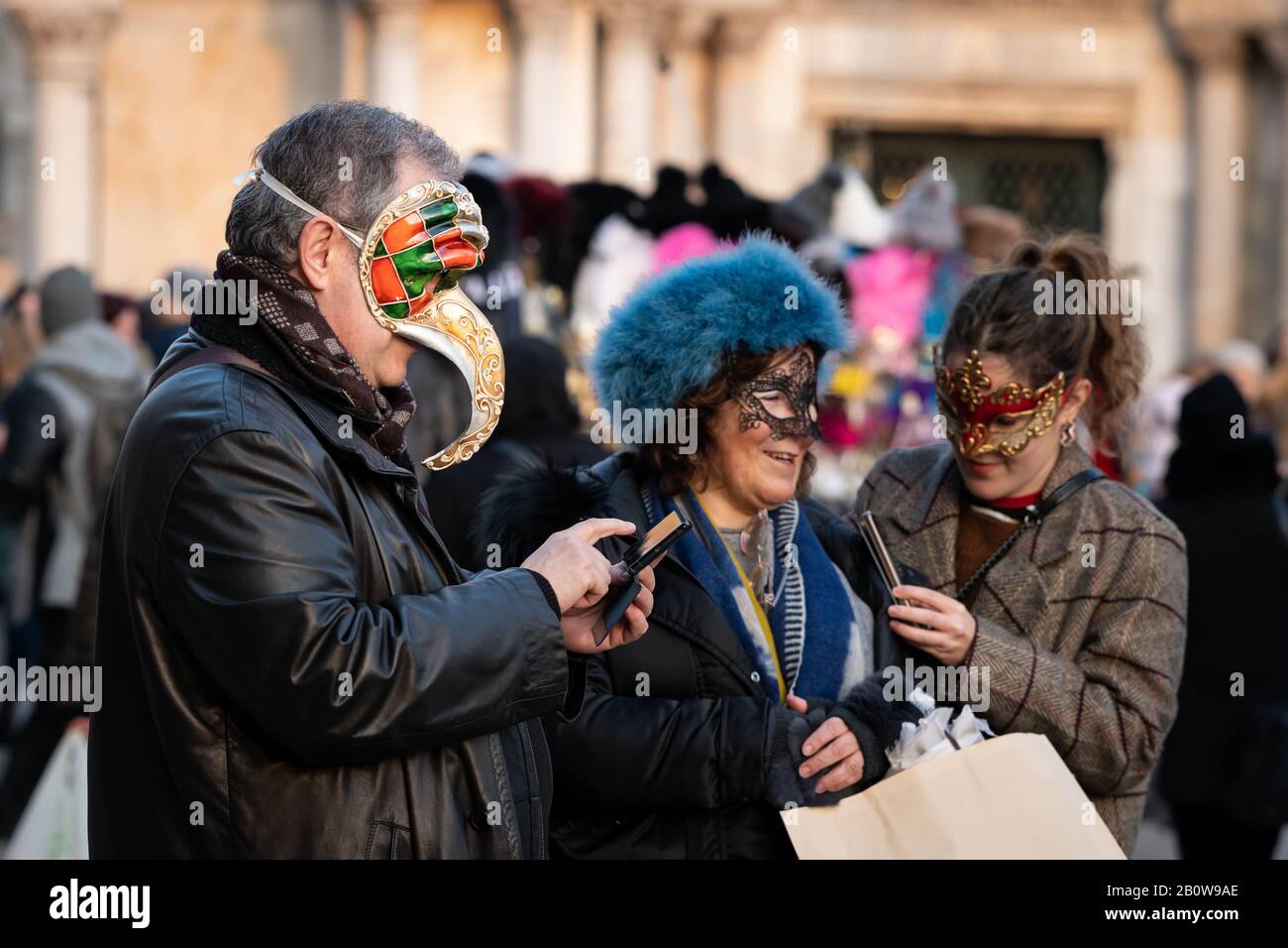 Persone in carnevale travestito nel mese di febbraio a Venezia (Italia Foto  stock - Alamy