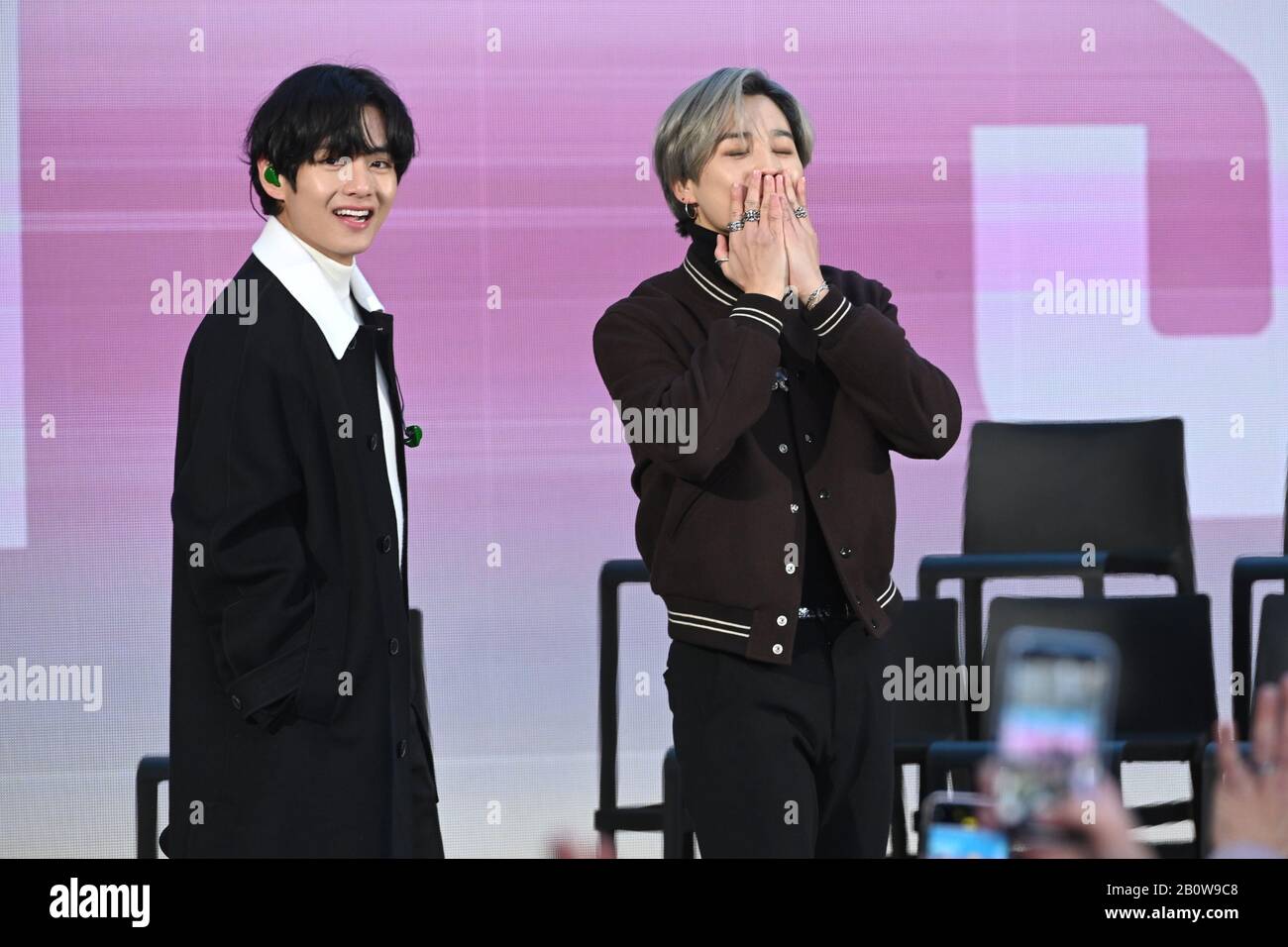 New York, Stati Uniti. 21st Feb, 2020. (L-R) K-pop band i membri BTS Kim Tae-hyung, noto anche come V, e Park Ji-min, meglio conosciuto come Jimin, prendono parte a un'intervista dal vivo sul Morning Today Show di NBC al Rockefeller Plaza di New York, NY, 21 febbraio 2020. (Foto Di Anthony Behar/Sipa Usa) Credito: Sipa Usa/Alamy Live News Foto Stock