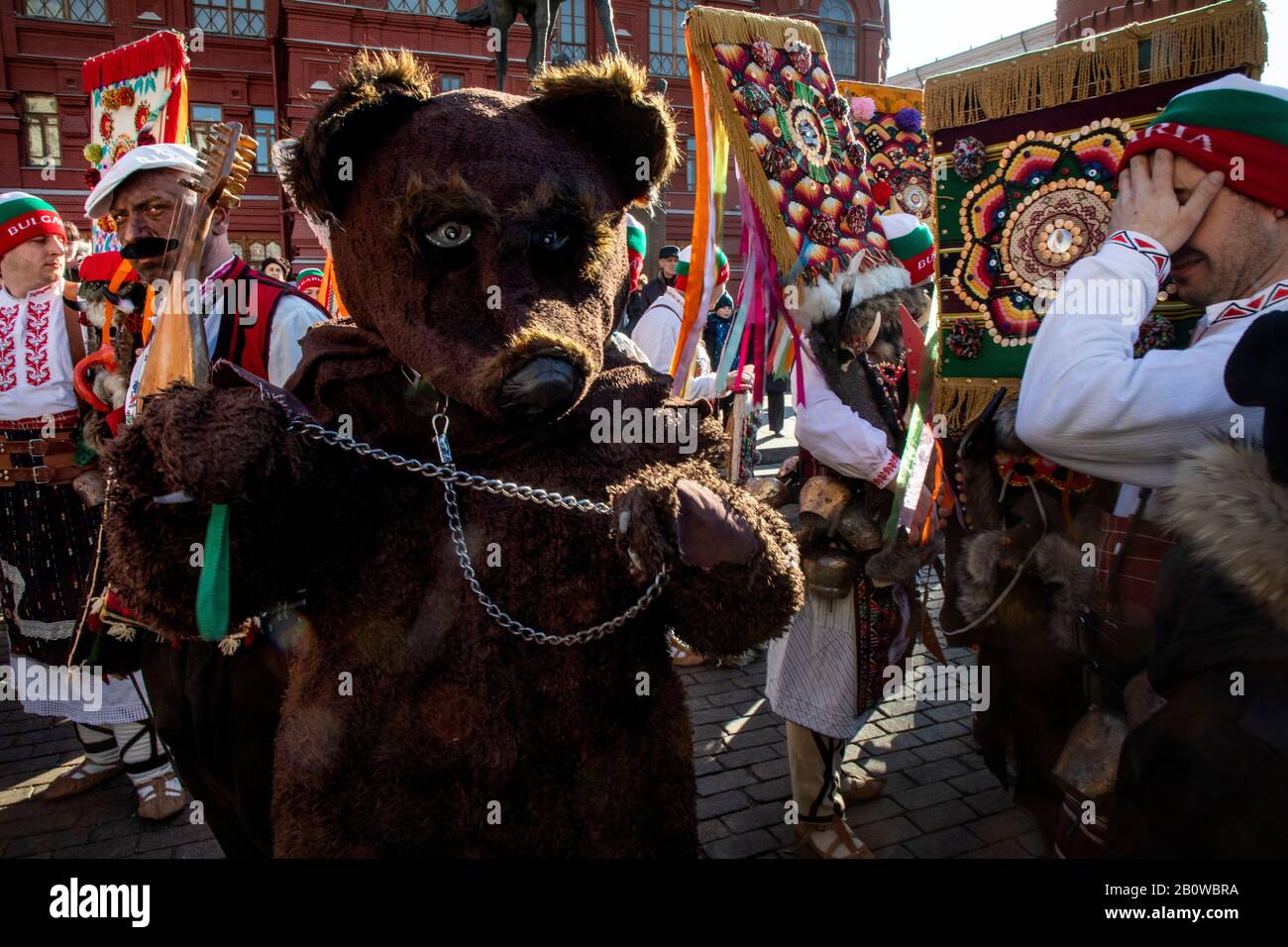 Mosca, Russia. 21st di febbraio, 2020 Persone in costume etnico dal villaggio bulgaro Aydemir prendono parte al Festival di Mosca Maslenitsa (settimana Pancake) che celebra la fine dell'inverno e segna l'arrivo della primavera, in Piazza Manezhnaya nel centro di Mosca, Russia Foto Stock