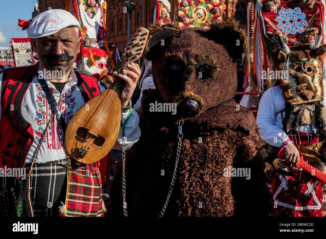 Mosca, Russia. 21st di febbraio, 2020 Persone in costume etnico dal villaggio bulgaro Aydemir prendono parte al Festival di Mosca Maslenitsa (settimana Pancake) che celebra la fine dell'inverno e segna l'arrivo della primavera, in Piazza Manezhnaya nel centro di Mosca, Russia Foto Stock