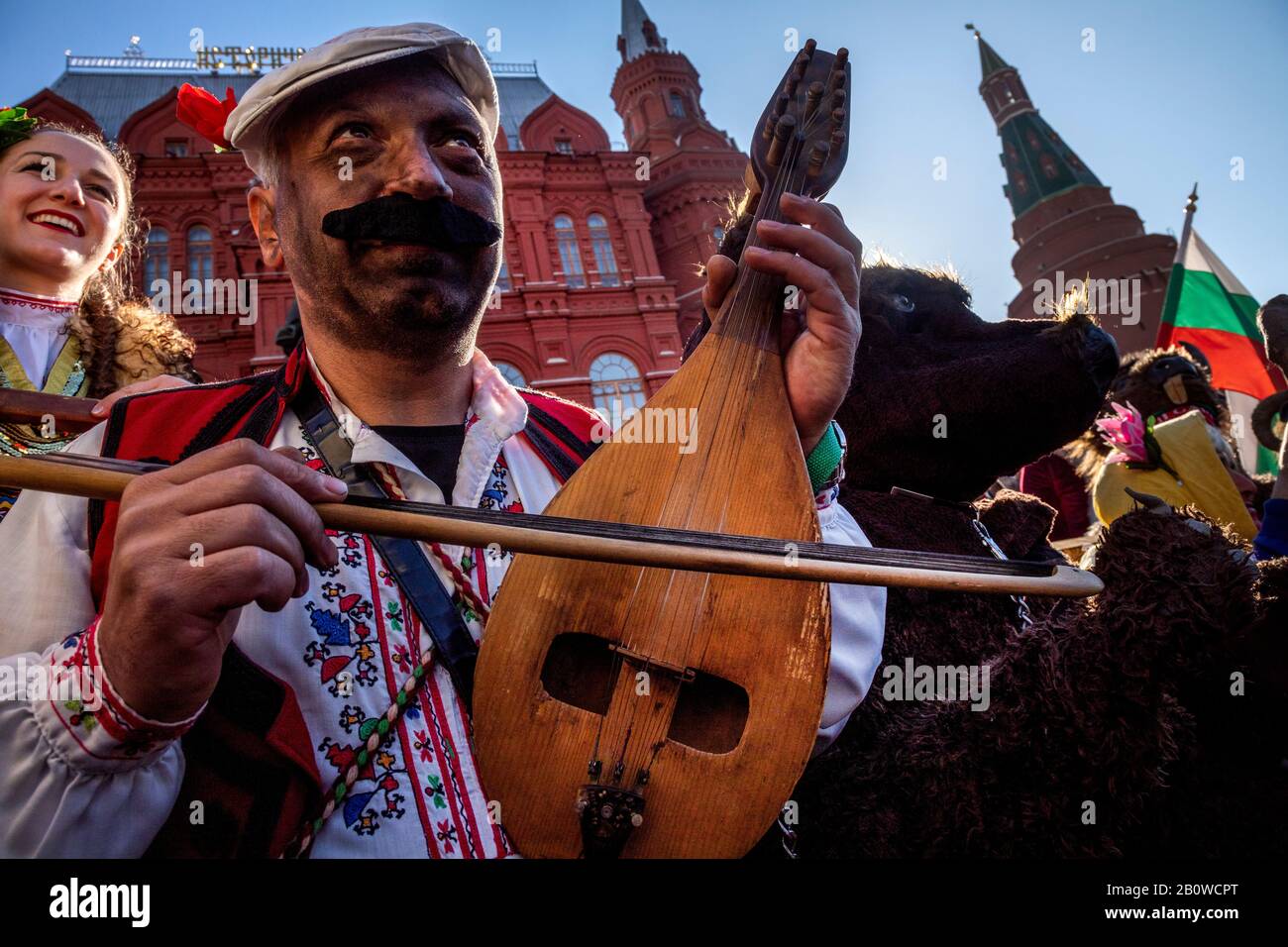 Mosca, Russia. 21st di febbraio, 2020 Persone in costume etnico dal villaggio bulgaro Aydemir prendono parte al Festival di Mosca Maslenitsa 2020 [settimana Pancake] che celebra la fine dell'inverno e segna l'arrivo della primavera, in Piazza Manezhnaya nel centro di Mosca, Russia Foto Stock