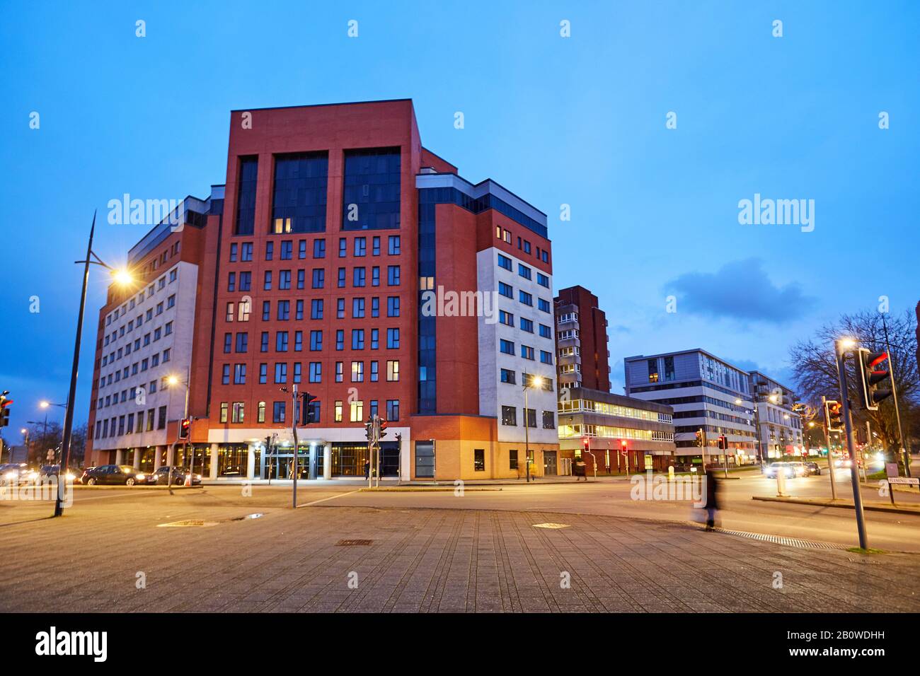 'Jury's Inn' Hotel lungo Fleming Way nel centro di Swindon illuminato al tramonto Foto Stock