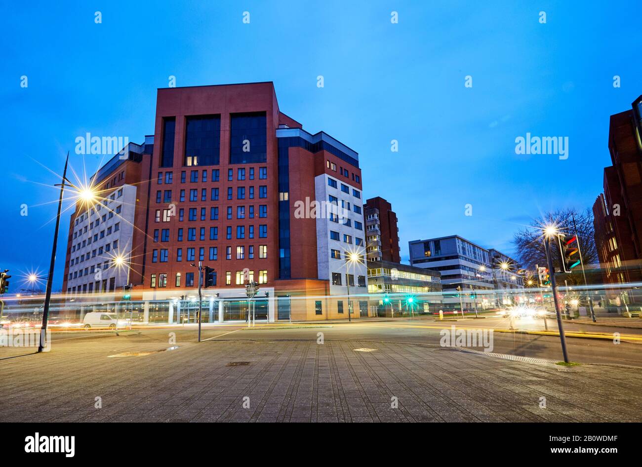 'Jury's Inn' Hotel lungo Fleming Way nel centro di Swindon illuminato al tramonto Foto Stock