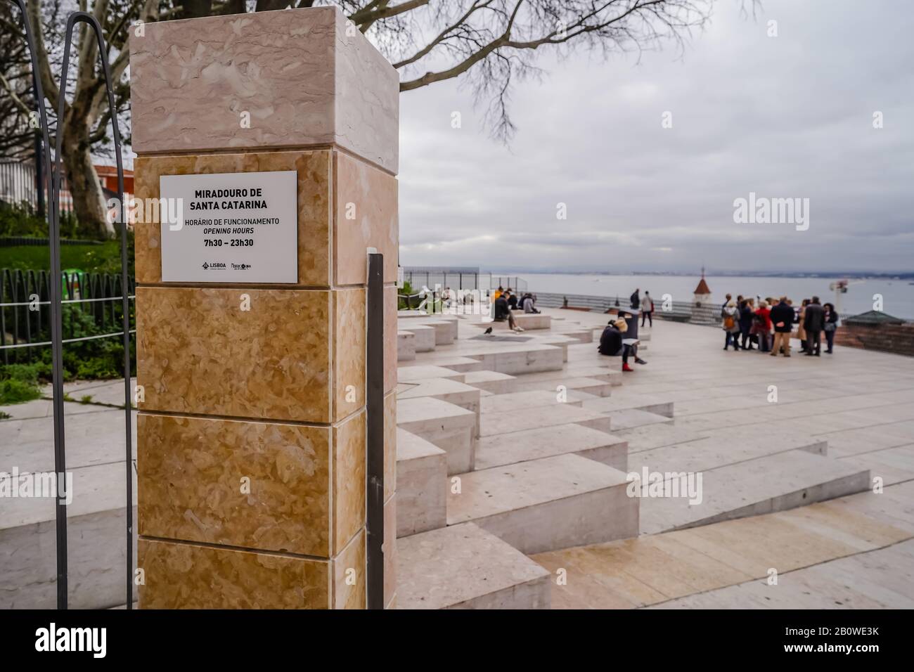 La gente si riunisce nel punto panoramico Miradouro de Santa Catarina a Lisbona, Portogallo Foto Stock