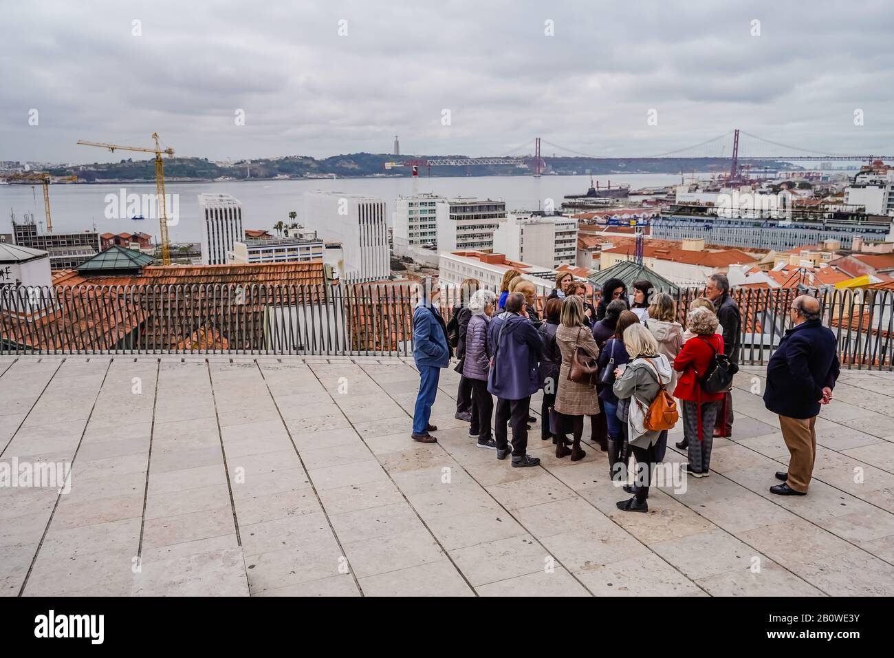 La gente si riunisce nel punto panoramico Miradouro de Santa Catarina a Lisbona, Portogallo Foto Stock