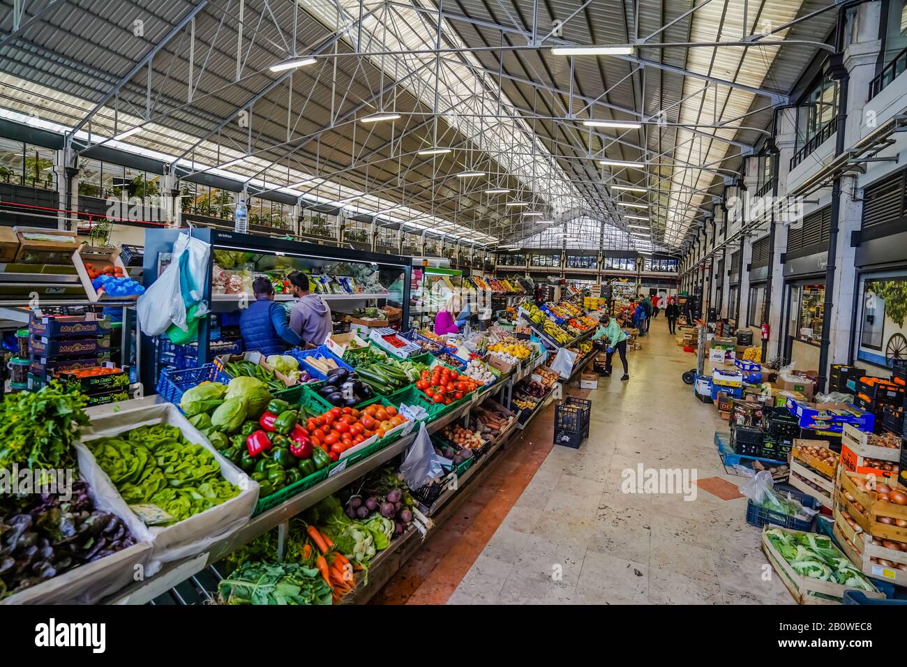 Il Mercado de Lisboa è un mercato tradizionale portoghese che vende una vasta gamma di prodotti alimentari, dal pesce appena pescato alla frutta e verdura di produzione locale Foto Stock
