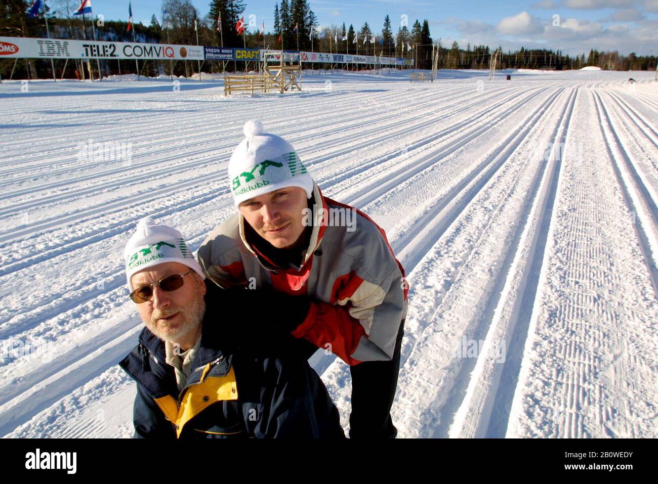 Sälen, Sverige 2002 Sciatore Davanti A Vasaloppet Fredrik Ilhammar No. 14527 E Bruno Lindström No. 8910. Nel campo iniziale, Sälen. Vasaloppet è una gara annuale di sci di fondo a lunga distanza che si tiene la prima domenica di marzo. Il percorso di 90 km inizia nel villaggio di Sälen e termina nella città di Mora, nella zona nord-occidentale di Dalarna, Svezia. Foto Jeppe Gustafsson Foto Stock