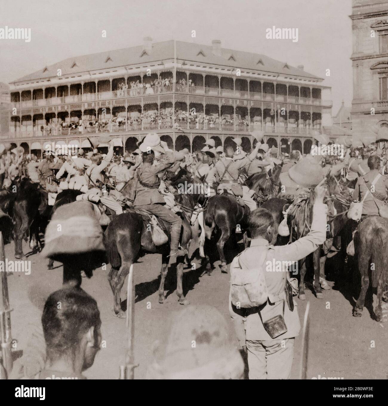 Lord Frederick Sleigh Roberts e il personale che rallegrano la regina alzando la bandiera del Jack dell'Unione britannica sull'occupazione di Pretoria, 5 giugno 1901, Sudafrica nella guerra del Boer Foto Stock
