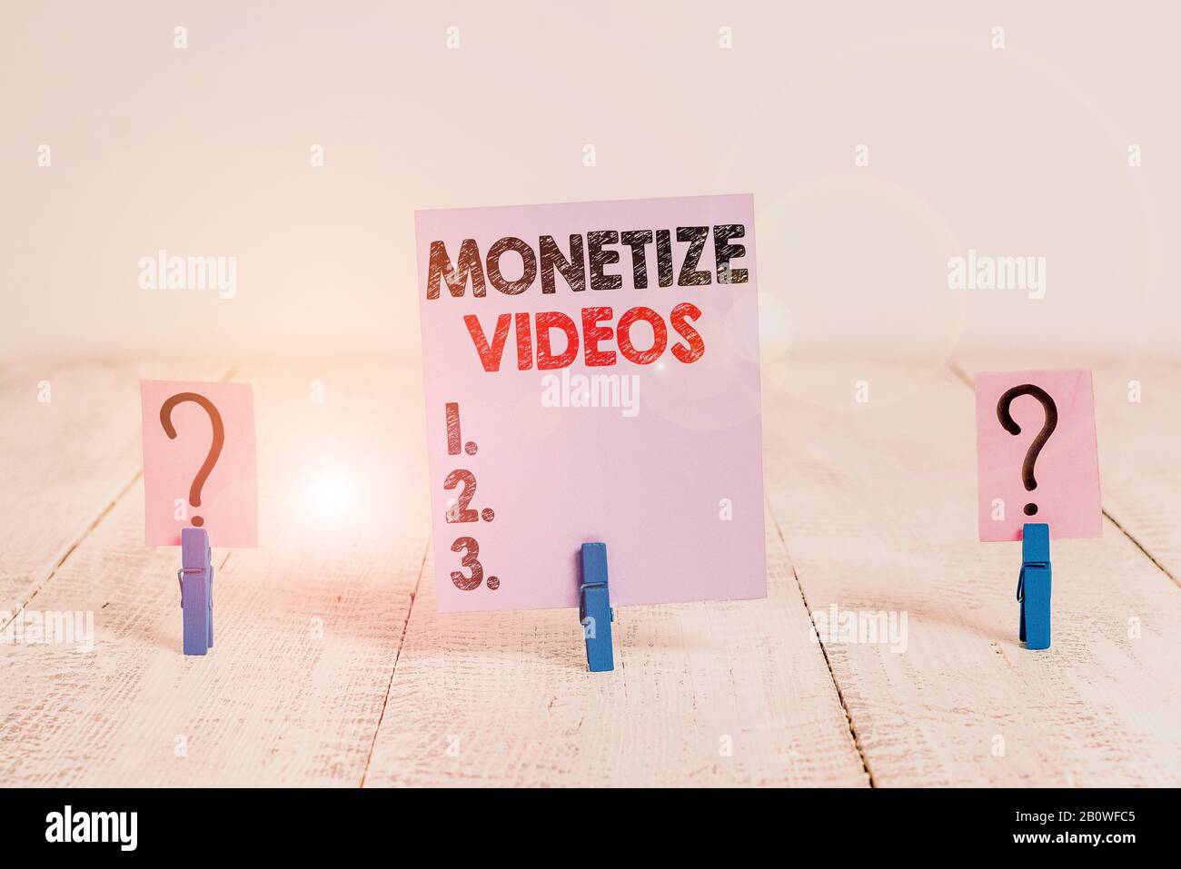 Scrittura a mano concettuale che mostra i video Monetize. Concetto che significa processo di guadagnare denaro dai tuoi video YouTube caricati Sbriciolare foglio con carta Foto Stock