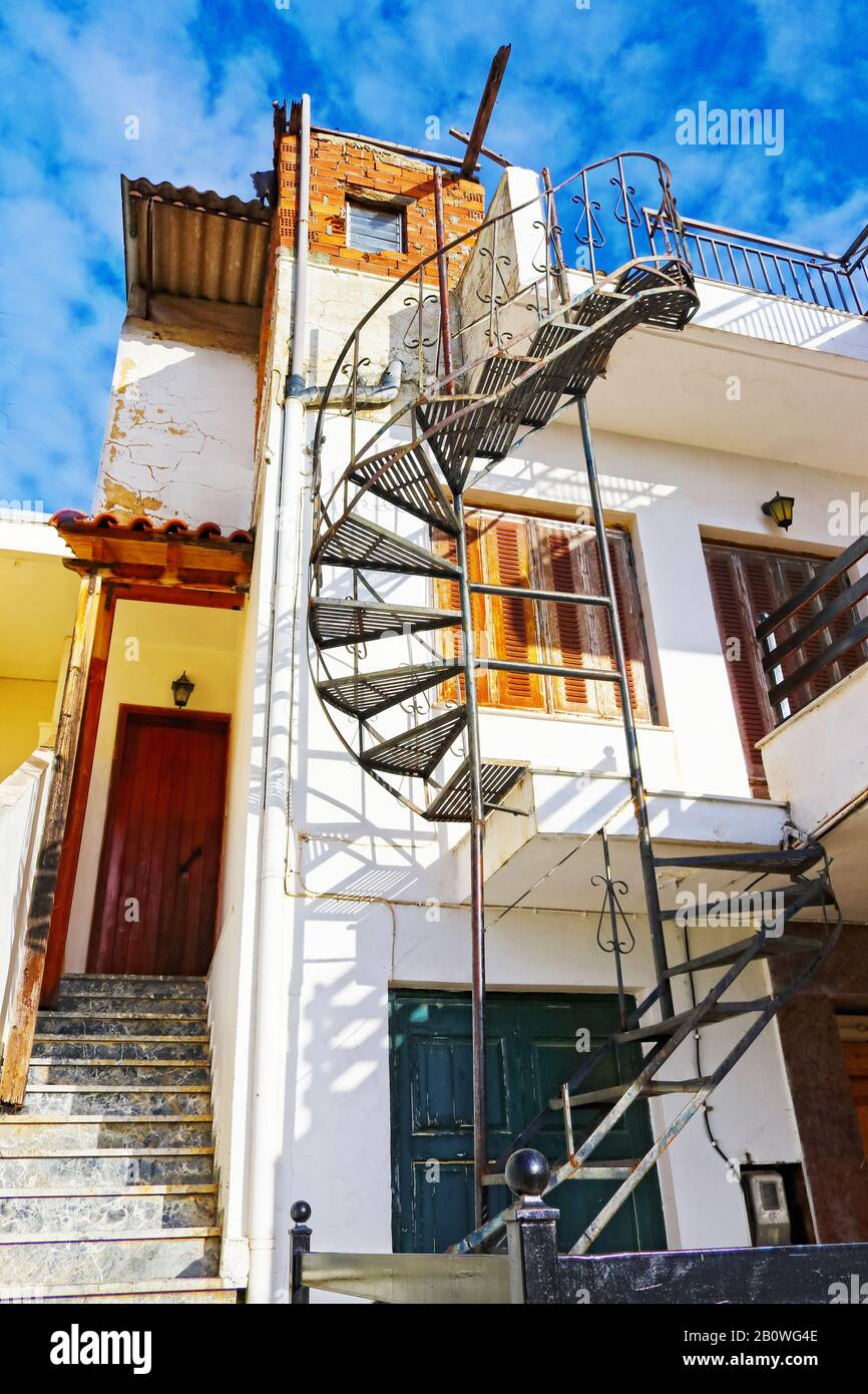 Scala a chiocciola in metallo su alta casa sulla penisola del Peloponneso in Grecia Foto Stock