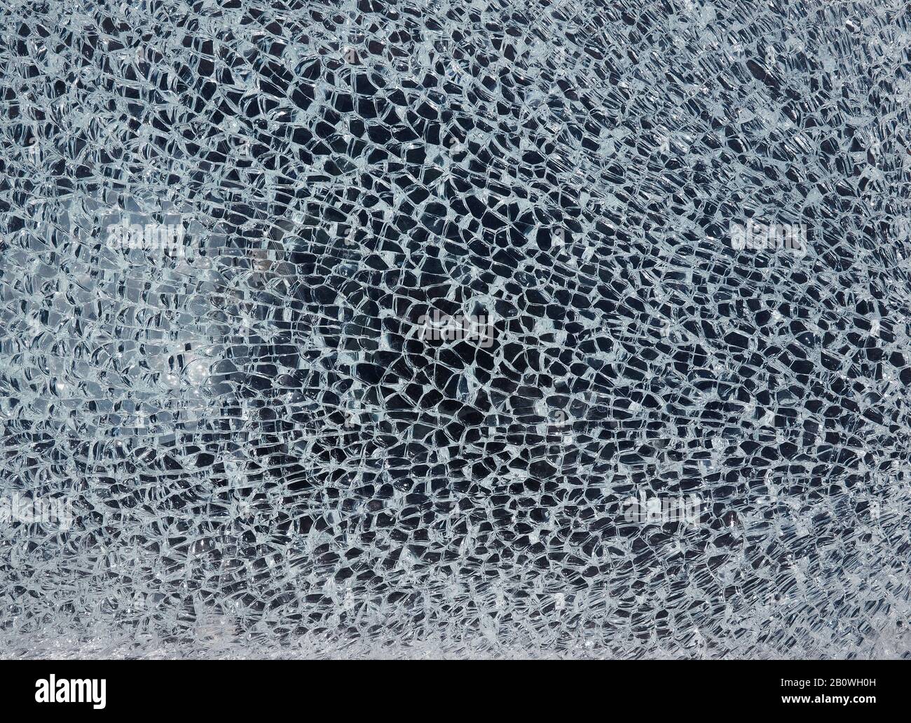 Una struttura di vetro rotta utile come sfondo Foto Stock