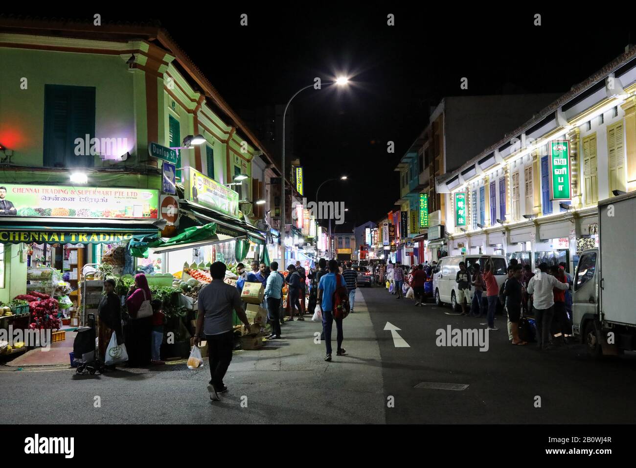Scena notturna a Dunlop St, Little India, Singapore. Foto Stock