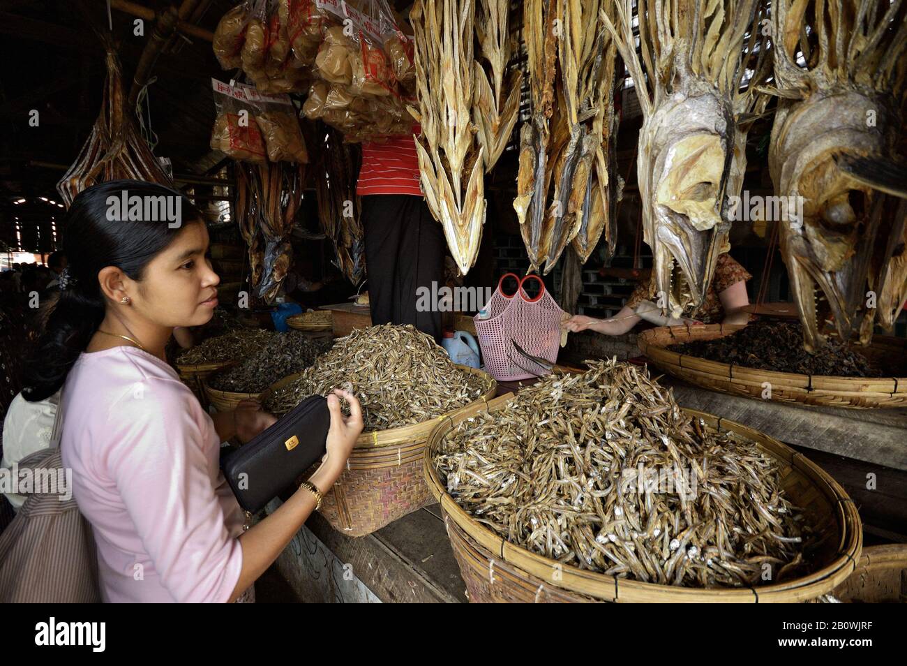 Giovane donna al mercato del pesce di Sittwe, Stato di Rakhine, Myanmar Foto Stock
