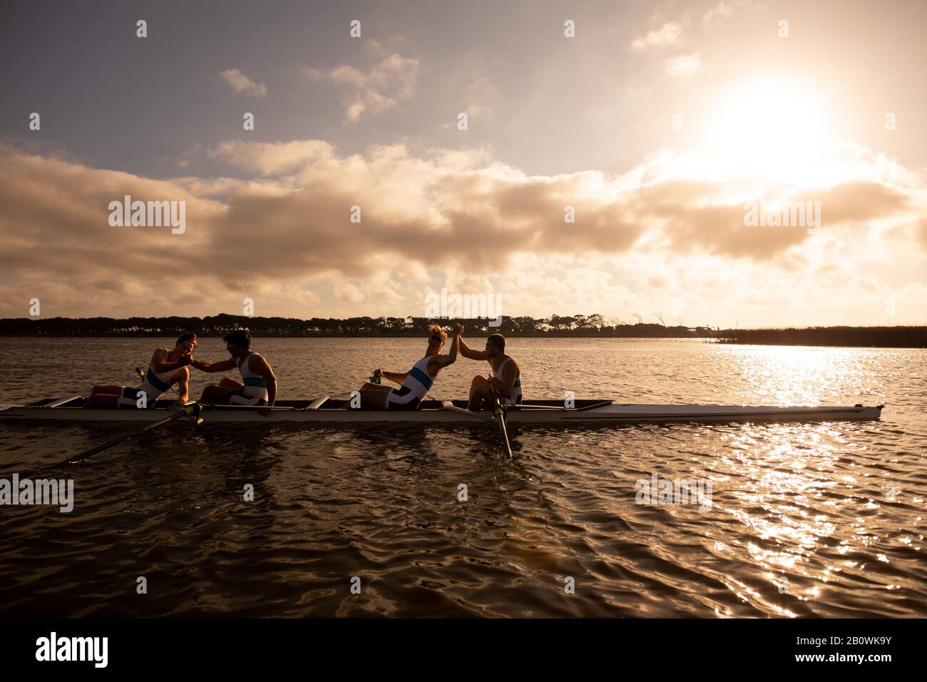 I compagni di squadra che controllano la barca a remi Foto Stock