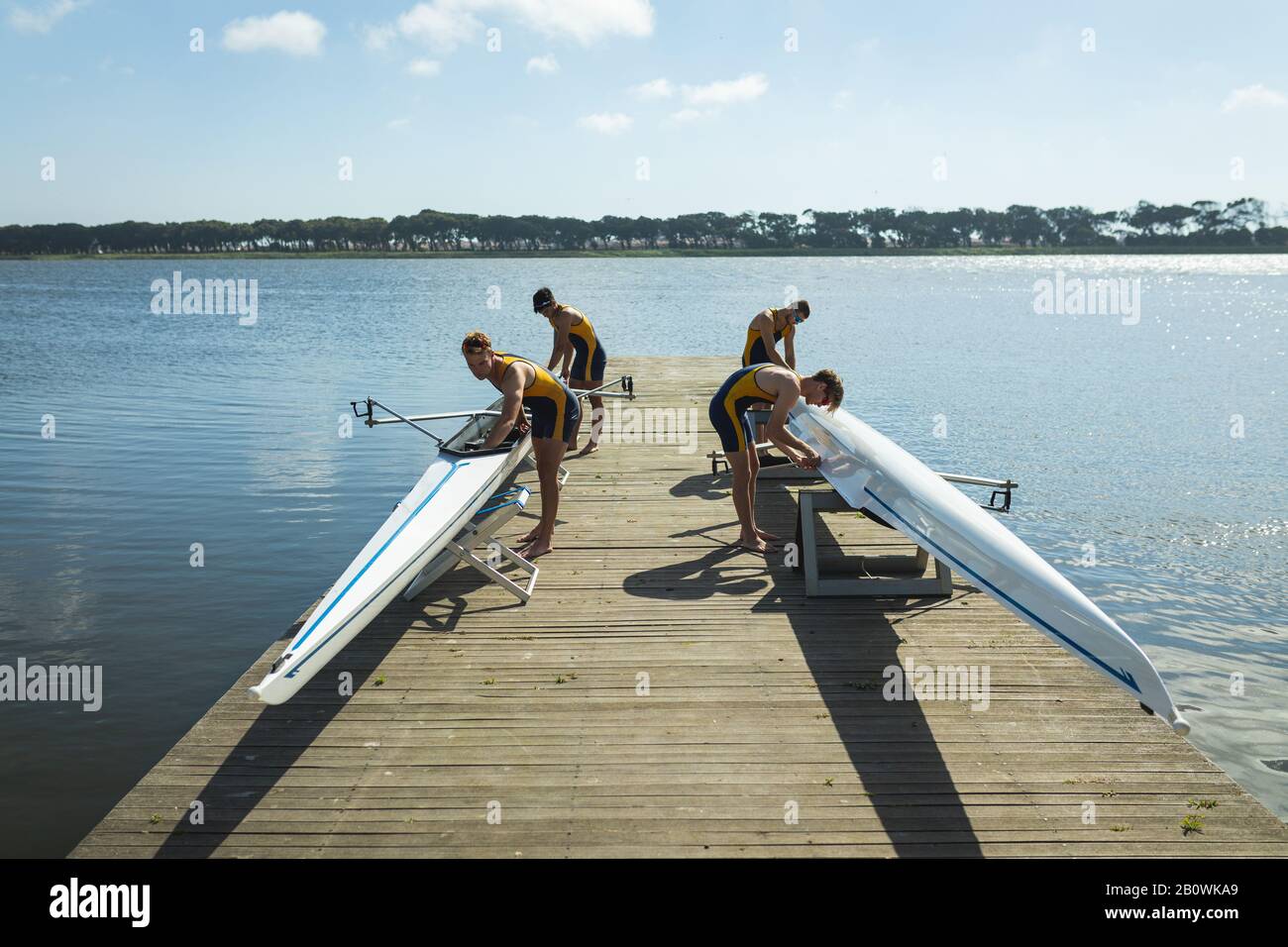 I compagni di squadra sono pronti per andare a remare Foto Stock