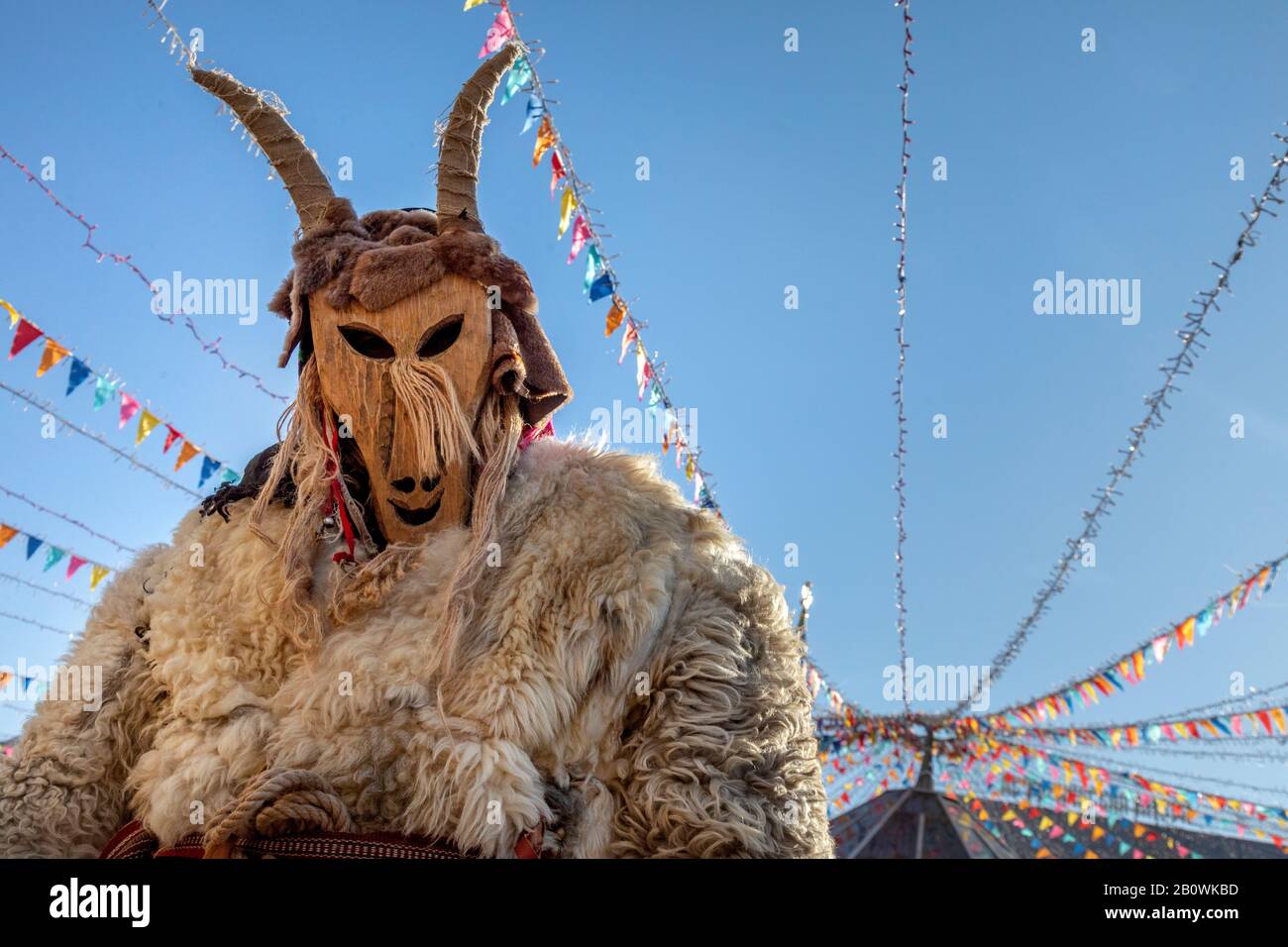 Mosca, Russia. 21st di febbraio, 2020 l'uomo russo in costume etnico e maschera mummer partecipano al Festival di Mosca Maslenitsa (settimana Pancake) che celebra la fine dell'inverno e segna l'arrivo della primavera, in Piazza Manezhnaya, nel centro di Mosca, in Russia Foto Stock