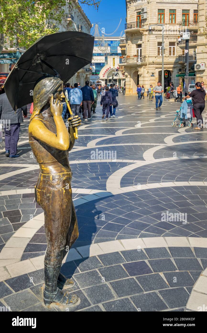 Ragazza con scultura ombrello su Fountain Square nel centro di Baku Azerbaigian Foto Stock