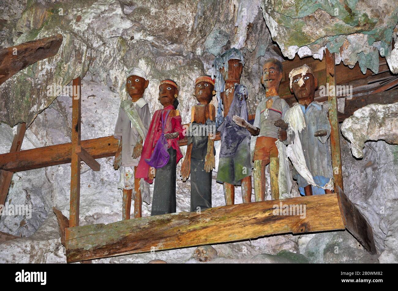Scolpito Tau Tau ancestor figure del popolo Toraja in grotta tomba, immagine del defunto, Londa, Rantepao, Toraja altopiano, Tana Toraja, Sulawesi, Indonesia, Sud-est asiatico Foto Stock