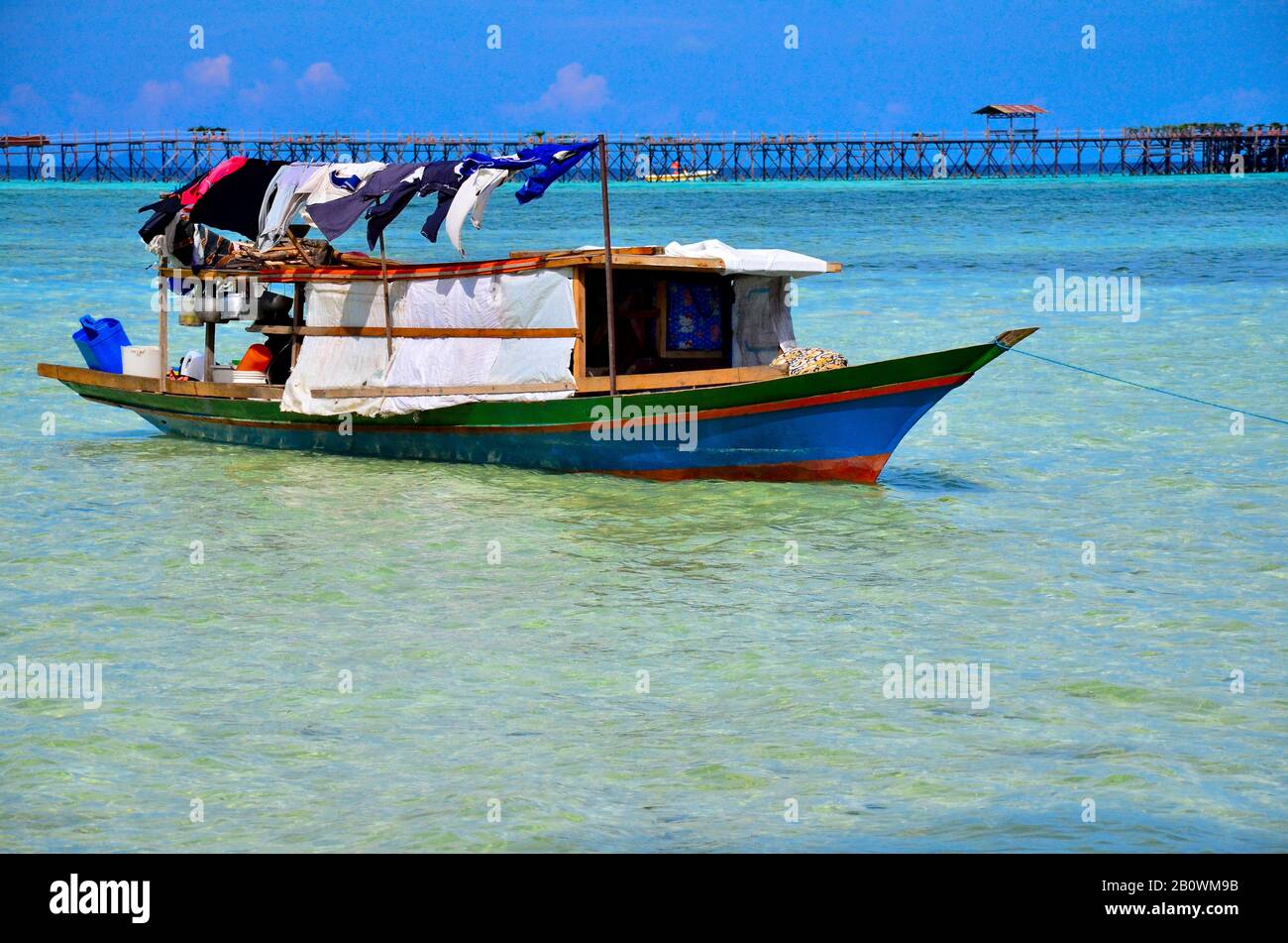 Minoranza etnica dei nomadi del mare di Bajau in barche di legno tradizionali (lepas), lago di Celebes, Malesia, Asia sudorientale Foto Stock