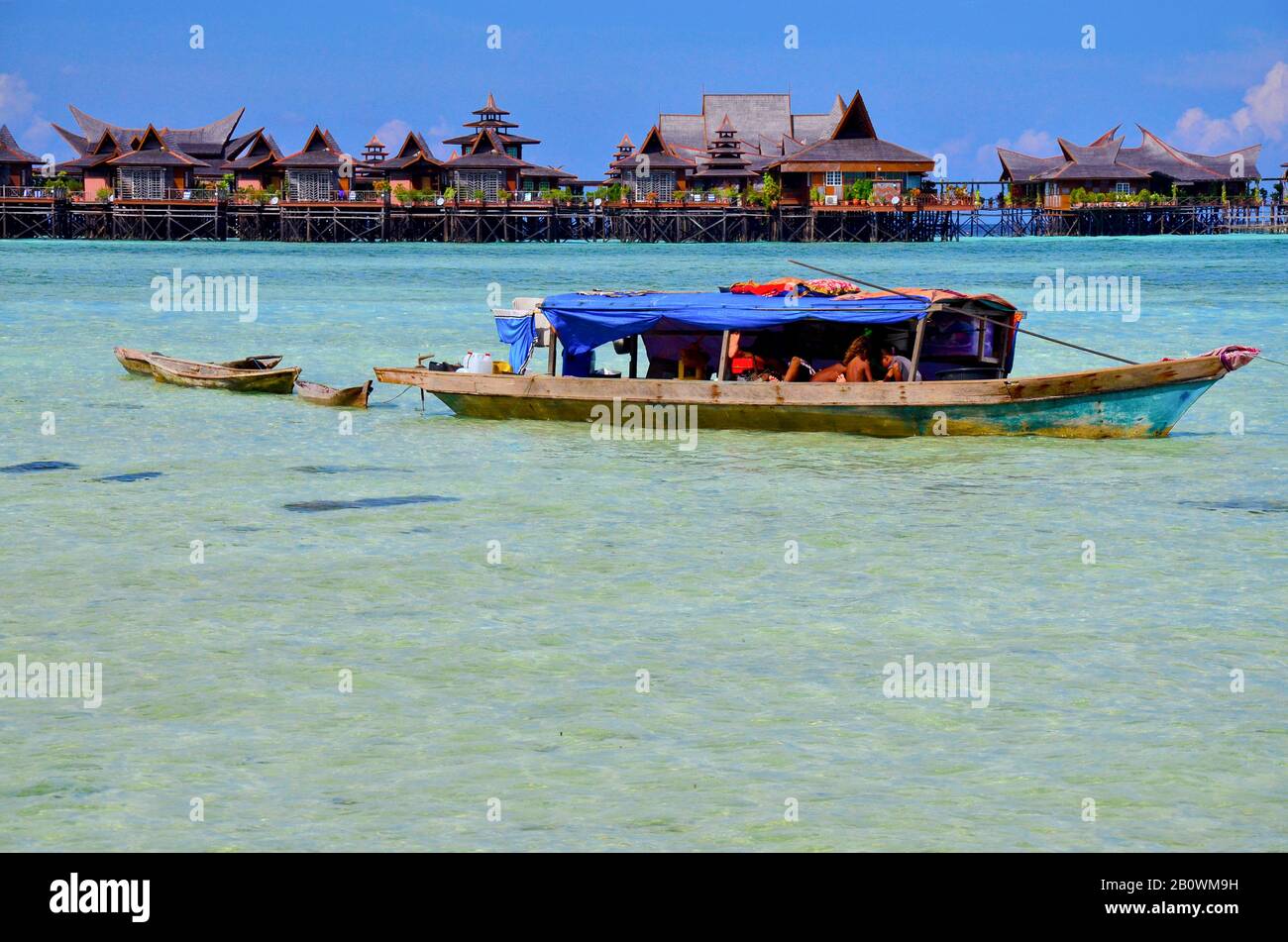 Minoranza etnica dei nomadi del mare di Bajau in barche di legno tradizionali (lepas), lago di Celebes, Malesia, Asia sudorientale Foto Stock