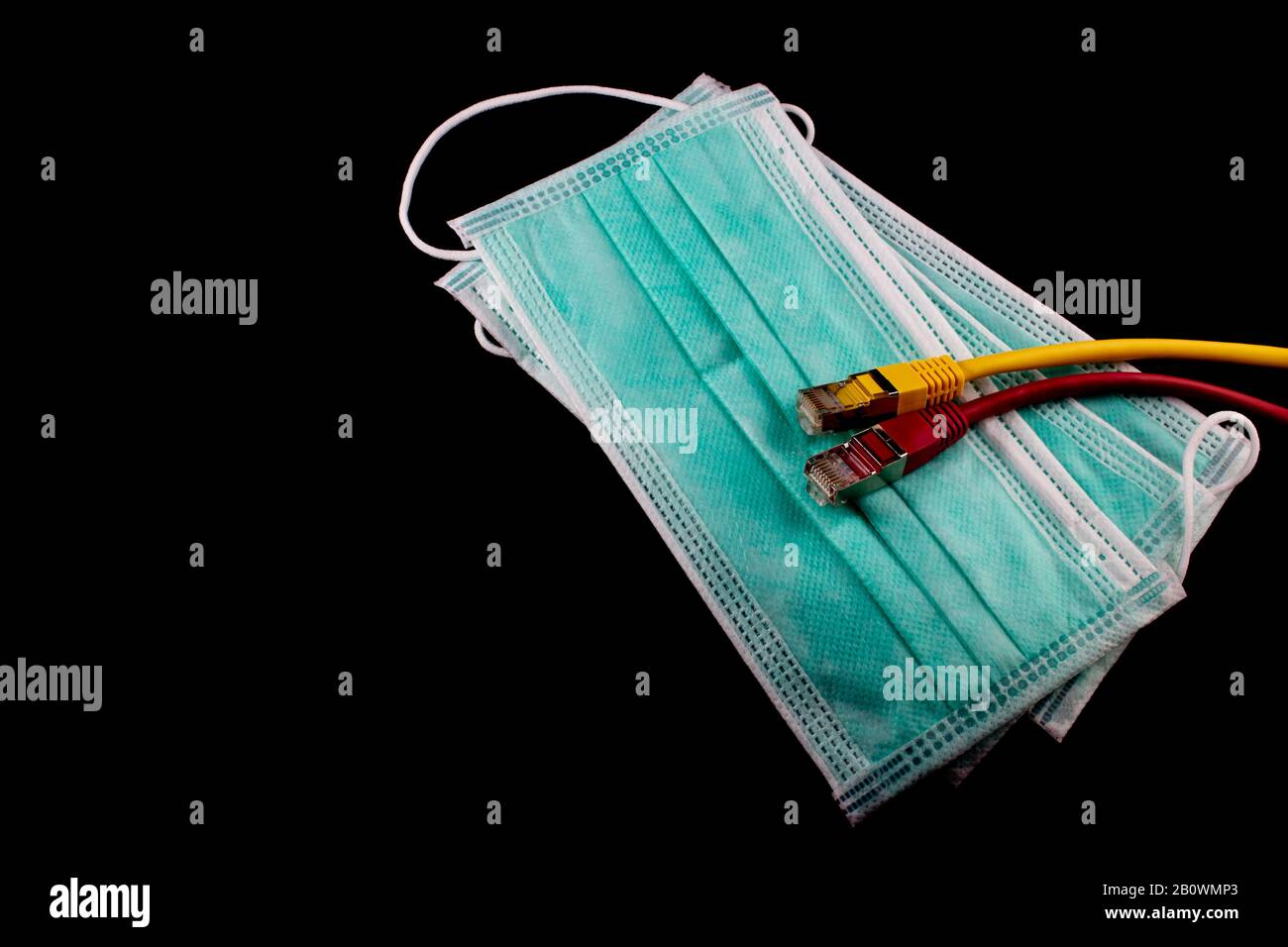 Cavo lan Ethernet che si trova su maschere mediche per la protezione da virus provenienti da computer attraverso Internet Foto Stock