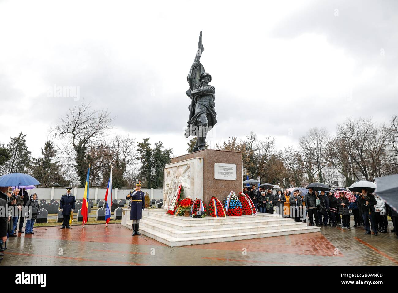 Bucarest, Romania - 21 febbraio 2020: Statua del soldato sovietico al Cimitero dell'Armata Rossa di Bucarest durante una fredda e piovosa giornata invernale. Foto Stock