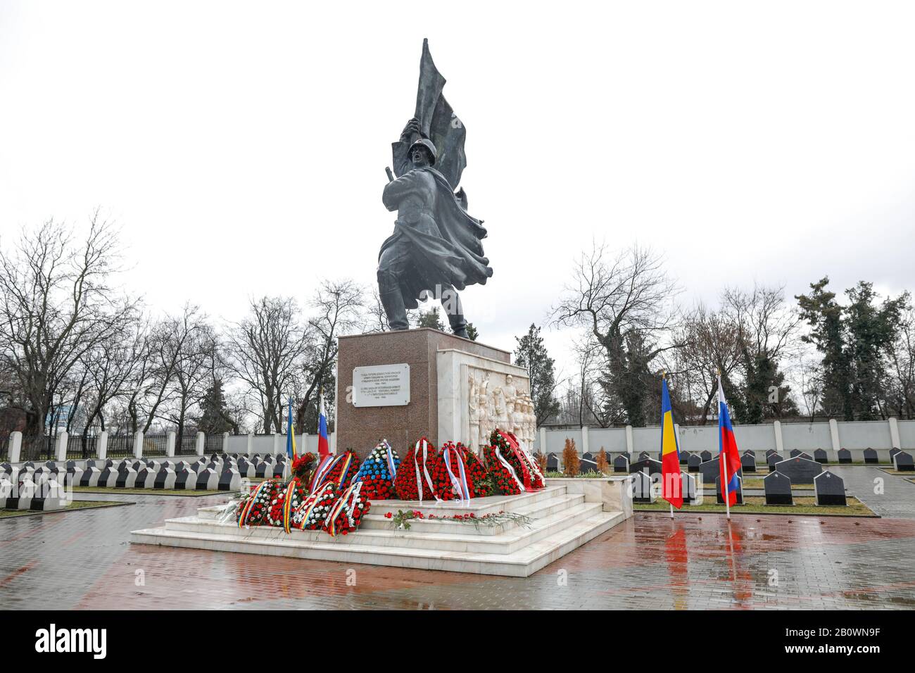 Bucarest, Romania - 21 febbraio 2020: Statua del soldato sovietico al Cimitero dell'Armata Rossa di Bucarest durante una fredda e piovosa giornata invernale. Foto Stock