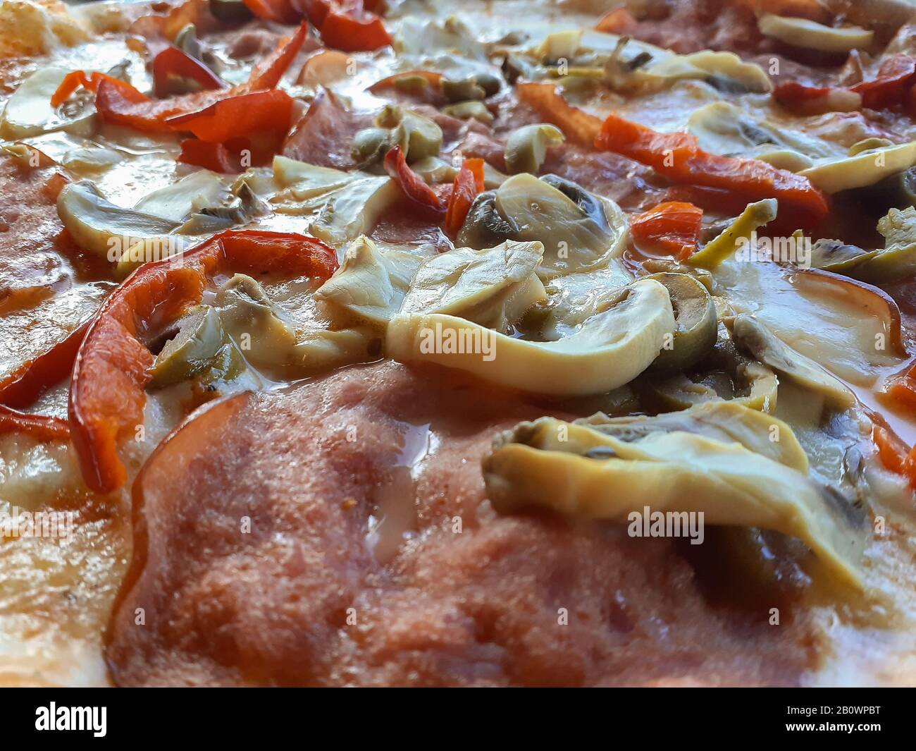 Pronto a mangiare pizza crusty, cibo spazzatura Foto Stock