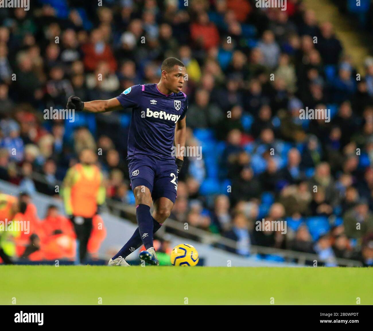19th Febbraio 2020, Etihad Stadium, Manchester, Inghilterra; Premier League, Manchester City / West Ham United : Issa Diop (23) di West Ham United corre con la palla Foto Stock