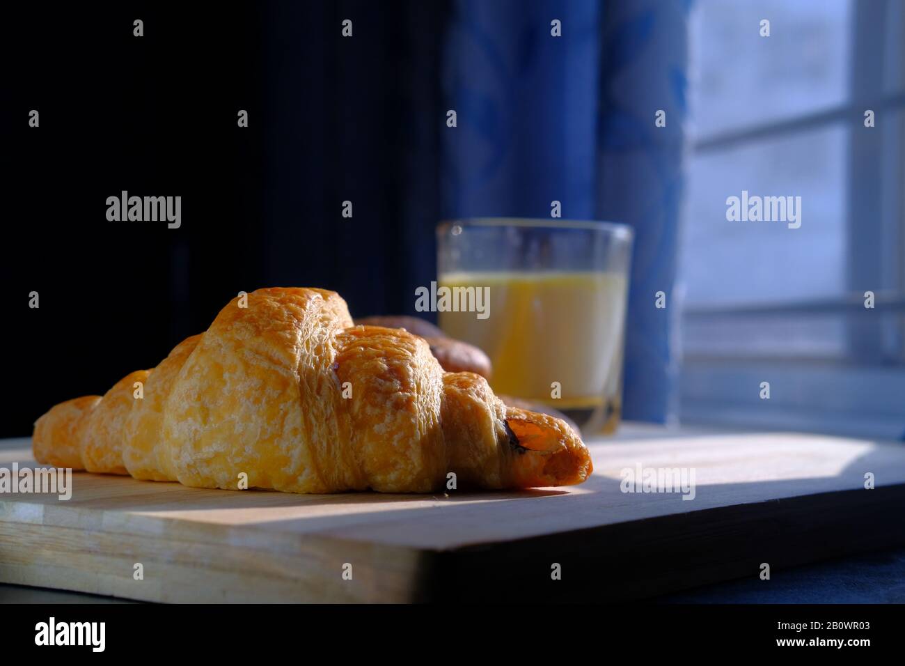 Primo piano di prodotti da forno e latte sul tavolo Foto Stock