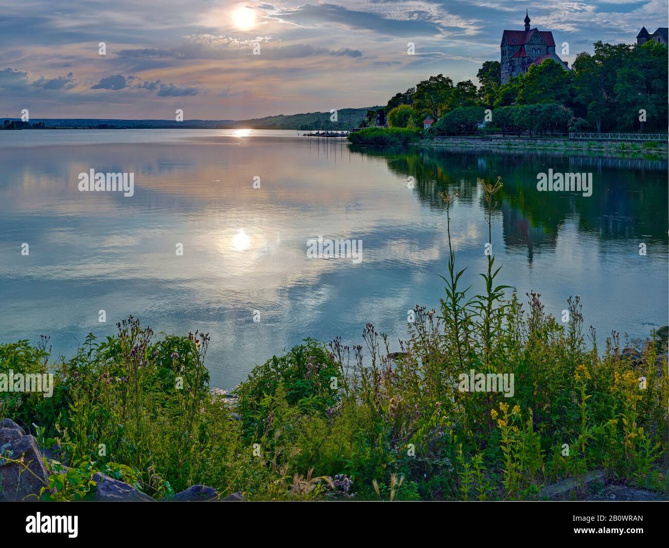 Dolce Lago Con Castello Di Seeburg, Sassonia-Anhalt, Germania Foto Stock