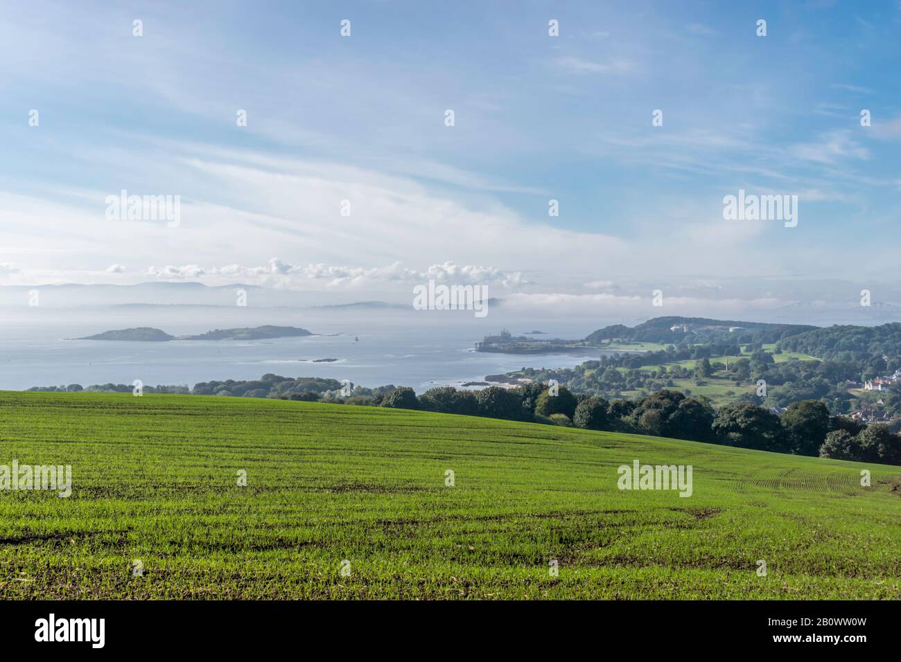 Una foto del villaggio di Aberdour, il Firth of Forth e l'isola di Inchcolm. Foto Stock