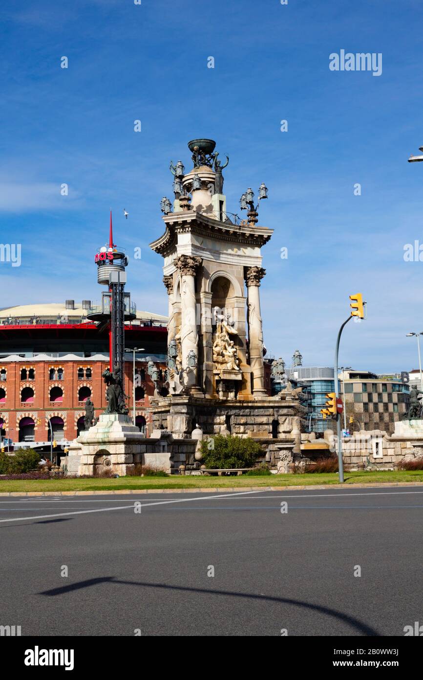 Placa d’Espanya e fontana con Arenas de Barcelona sullo sfondo. Barcellona, Catalunya, Spagna Foto Stock