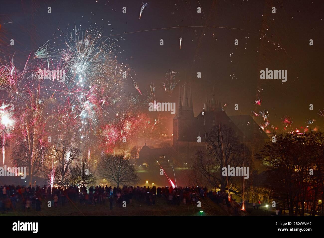 Fuochi d'artificio di Capodanno con cattedrale e Severikirche a Erfurt, Turingia, Germania Foto Stock