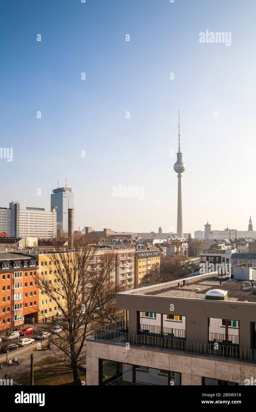 Vista panoramica sui tetti di Rosa-Luxemburg-Platz in direzione Zentrum Ost, Mitte, Berlino, Germania, Europa Foto Stock