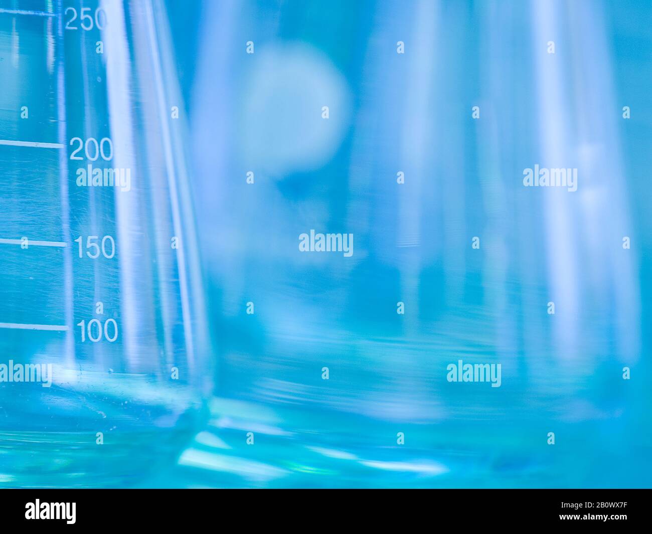 Bottiglie di misurazione in laboratorio Foto Stock