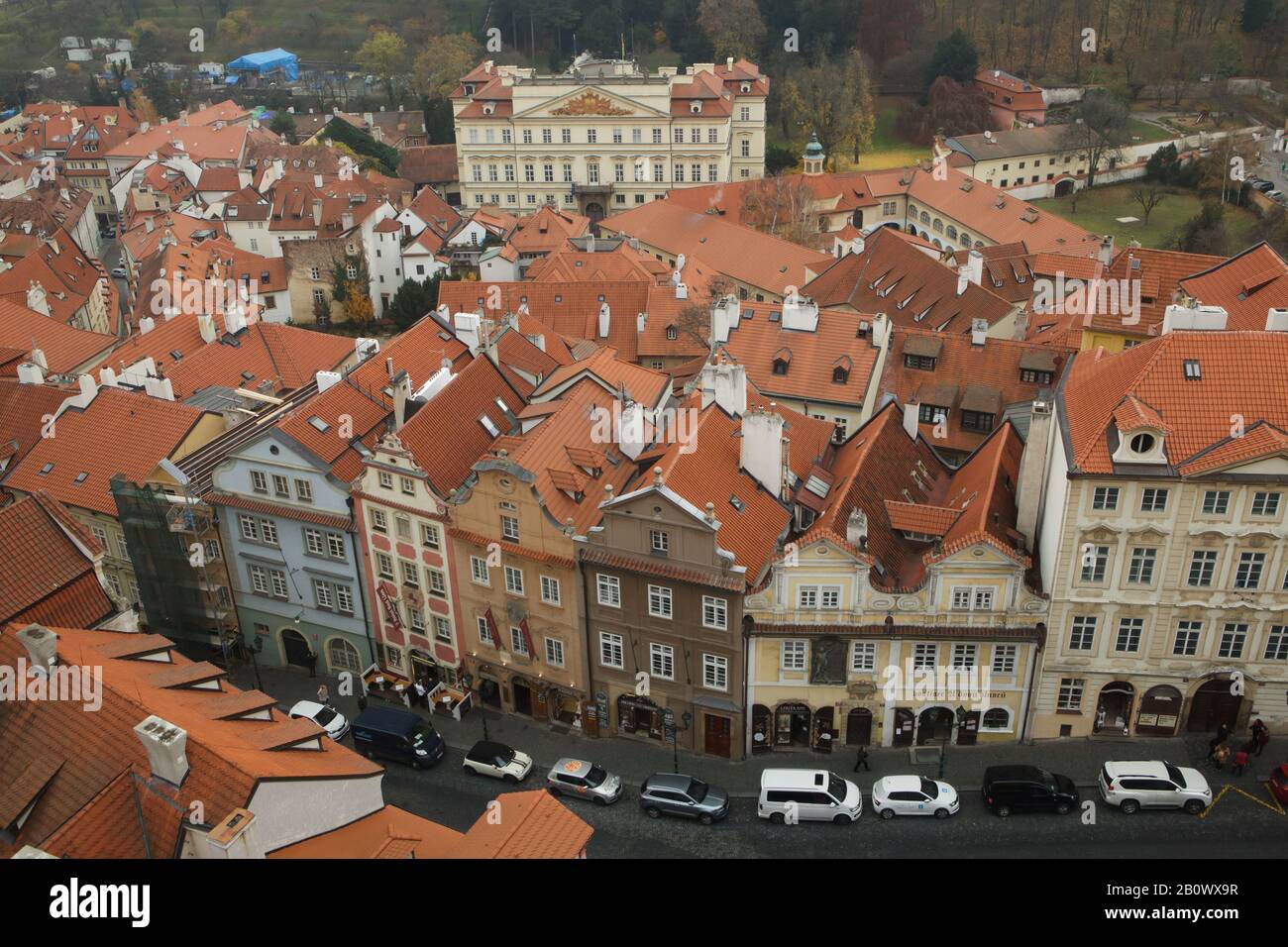 Via Nerudova a Malá Strana a Praga, Repubblica Ceca. Il palazzo Lobkowicz (Lobkovický palác) che ospita l'ambasciata tedesca è visto sullo sfondo. La foto è stata scattata dal Palazzo Schwarzenberg (Schwarzenberský palác). Foto Stock