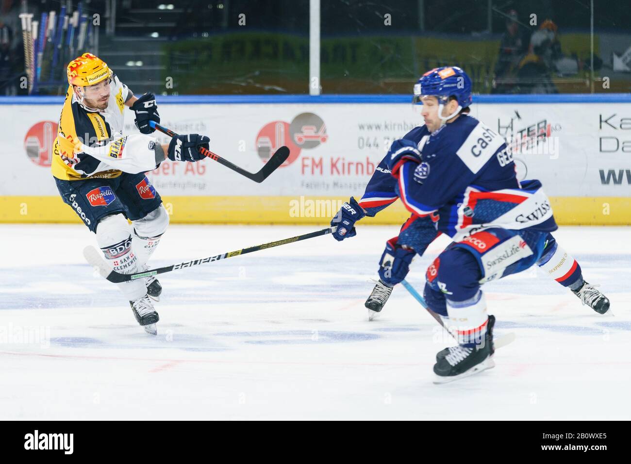 21.02.2020, Zurigo, Hallenstadion, hockey su ghiaccio NL: ZSC Lions - HC Ambri-Piotta, miglior marcatore Matt D'Agostini (Ambri) al tiro contro il 4 Patrick Geering (ZSC). Foto Stock