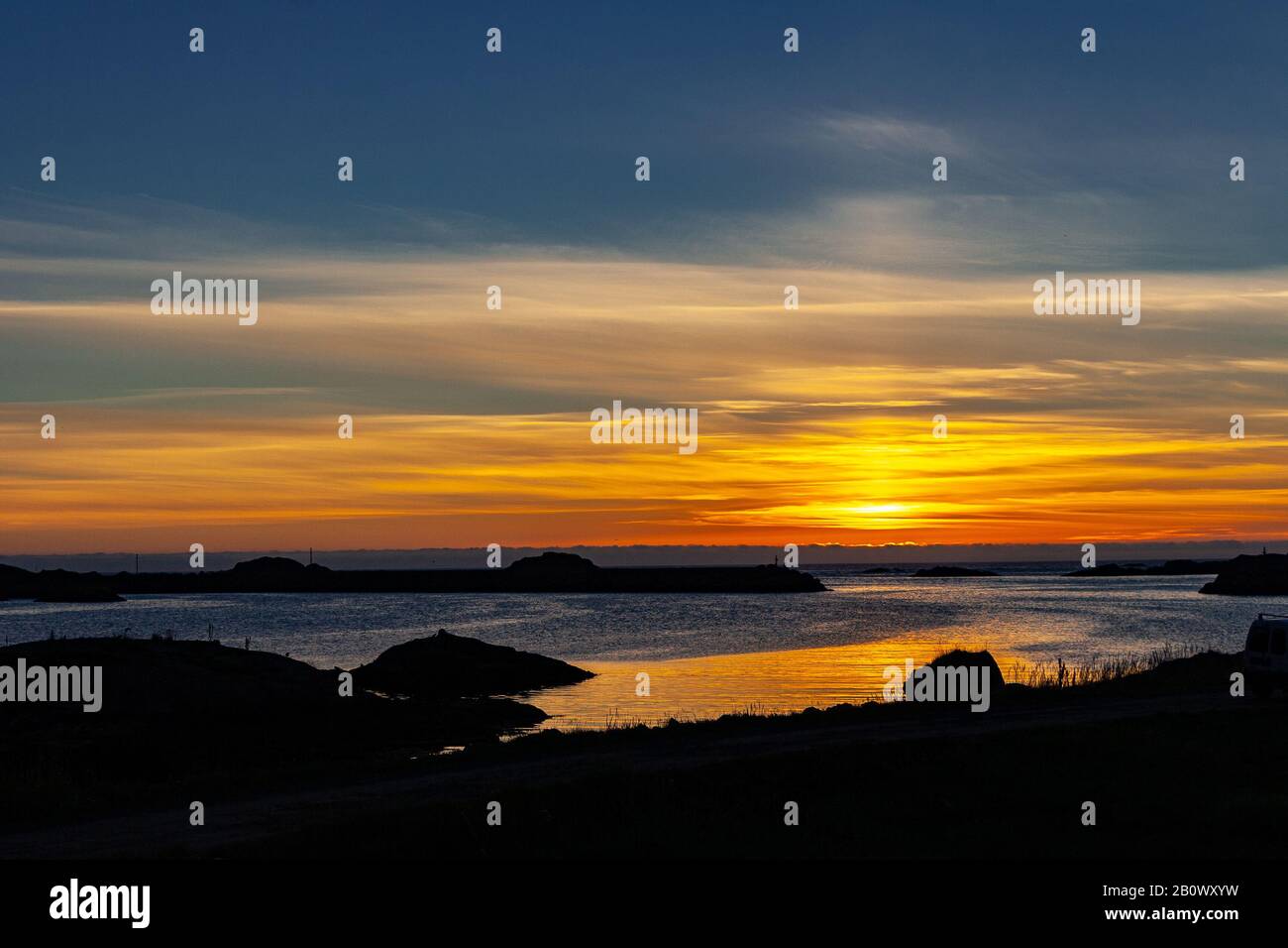 tramonto estivo sul mare artico Foto Stock