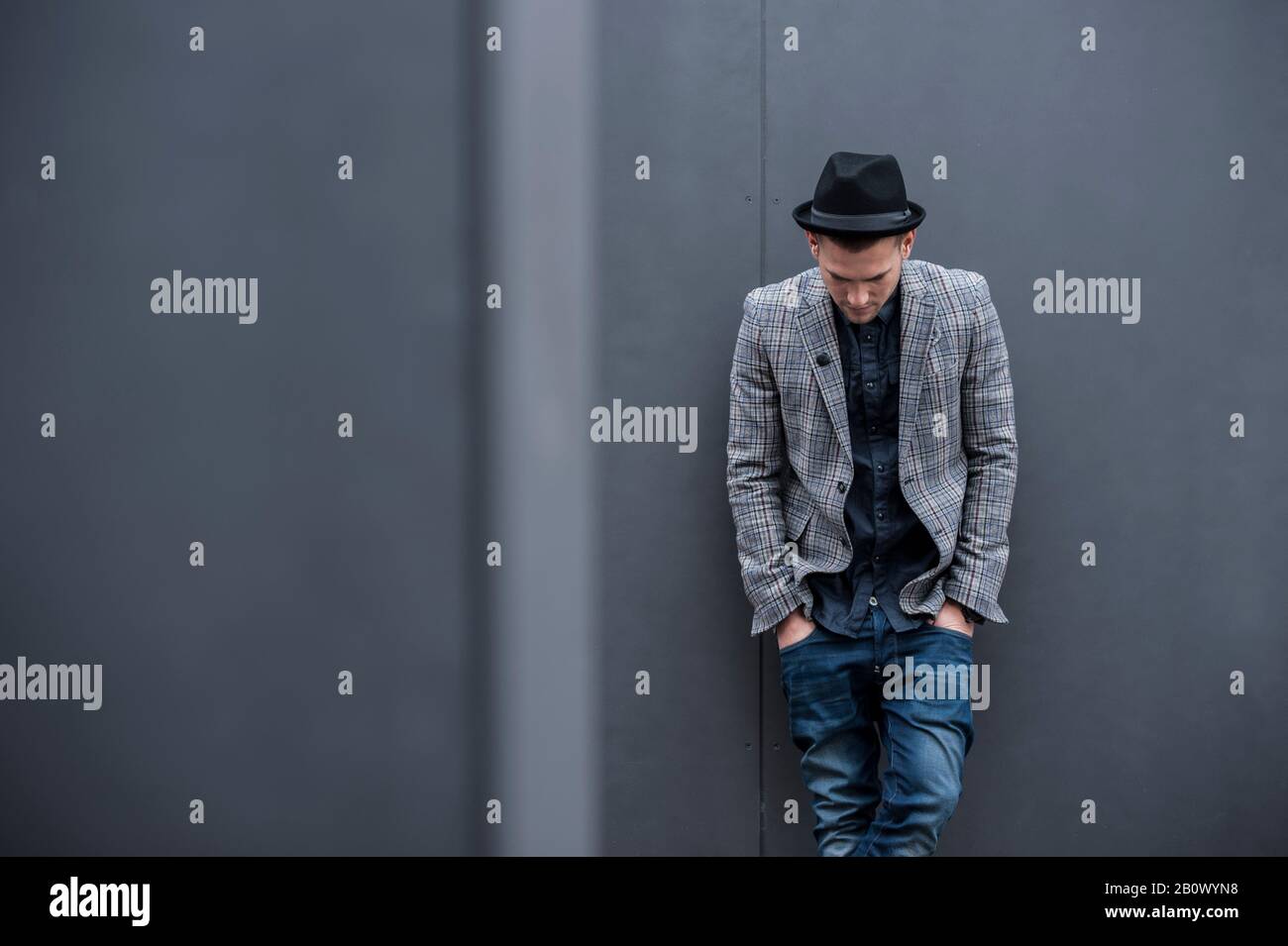 Giovane uomo in un cappello Foto Stock