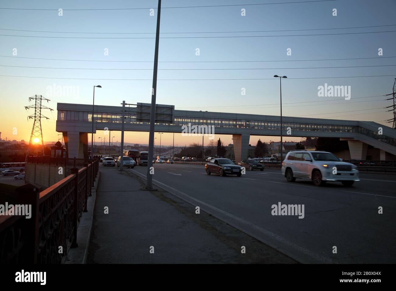 Ponti che attraversano le persone senza tetto. Tramonto . Strada .trasmissione elettrica linee di alimentazione alta tensione torre . Il ponte pedonale di attraversamento. Foto Stock