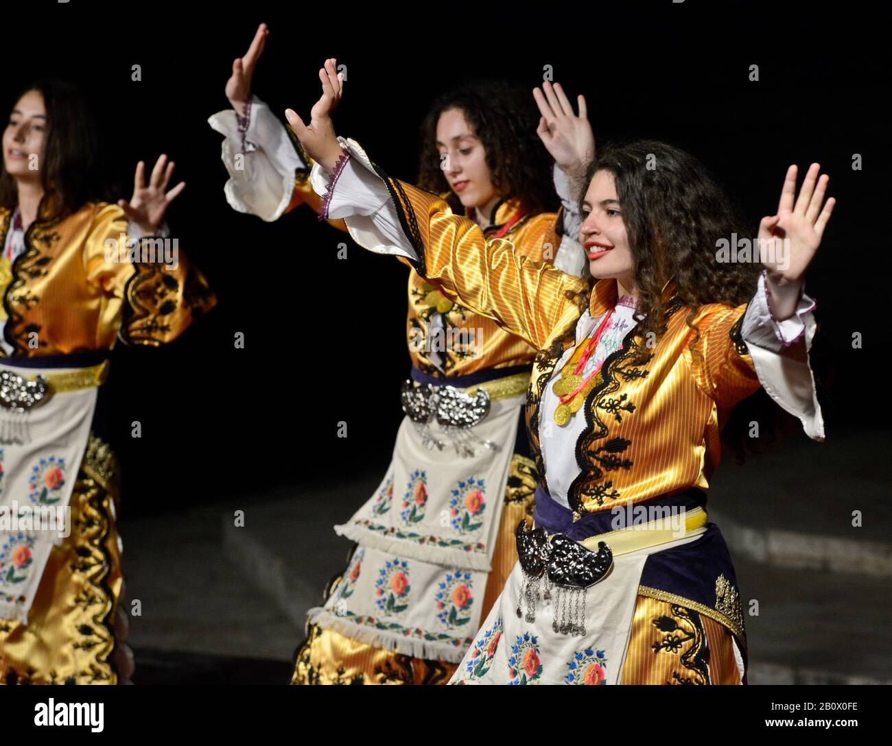 Albanese ballerini folk con costumi tradizionali, celebrando il Ramadan a Skopje in Macedonia Foto Stock