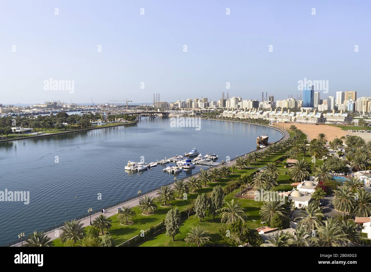 Vista Della Città Di Sharjah Con Sharjah Creek, Emirati Arabi Uniti, Penisola Araba, Medio Oriente, Foto Stock
