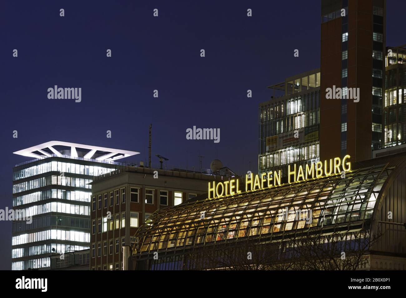 Hotel 'Hafen Hamburg' e zona birreria Astra, torre di uffici, Sankt Pauli, città anseatica di Amburgo, Germania, Foto Stock