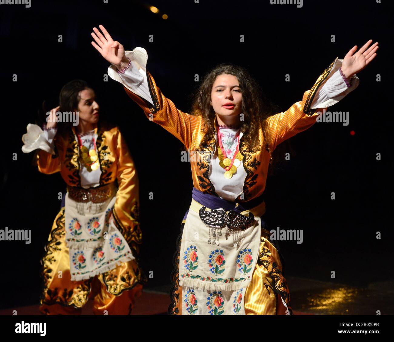 Albanese ballerini folk con costumi tradizionali, celebrando il Ramadan a Skopje in Macedonia Foto Stock