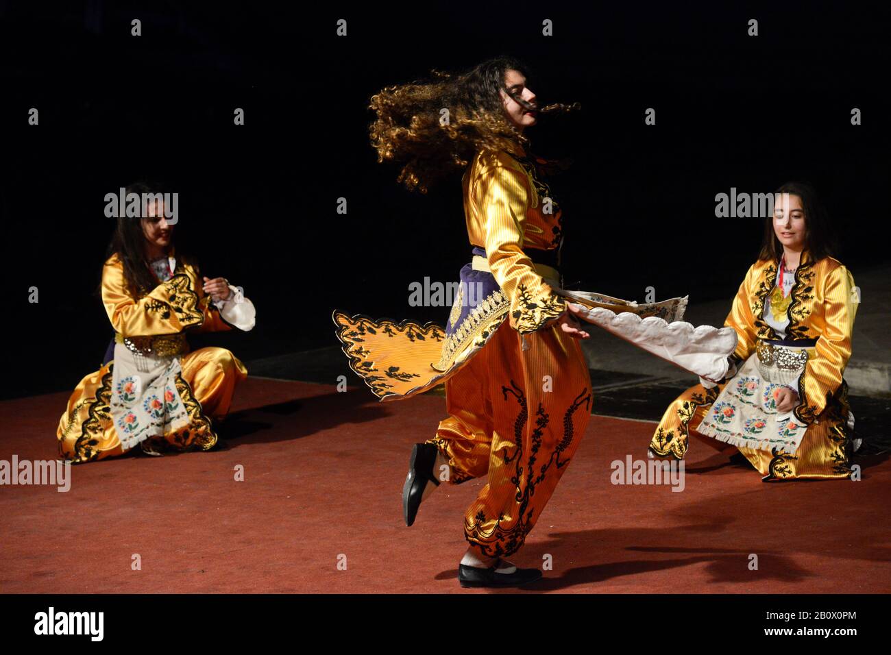 Albanese ballerini folk con costumi tradizionali, celebrando il Ramadan a Skopje in Macedonia Foto Stock