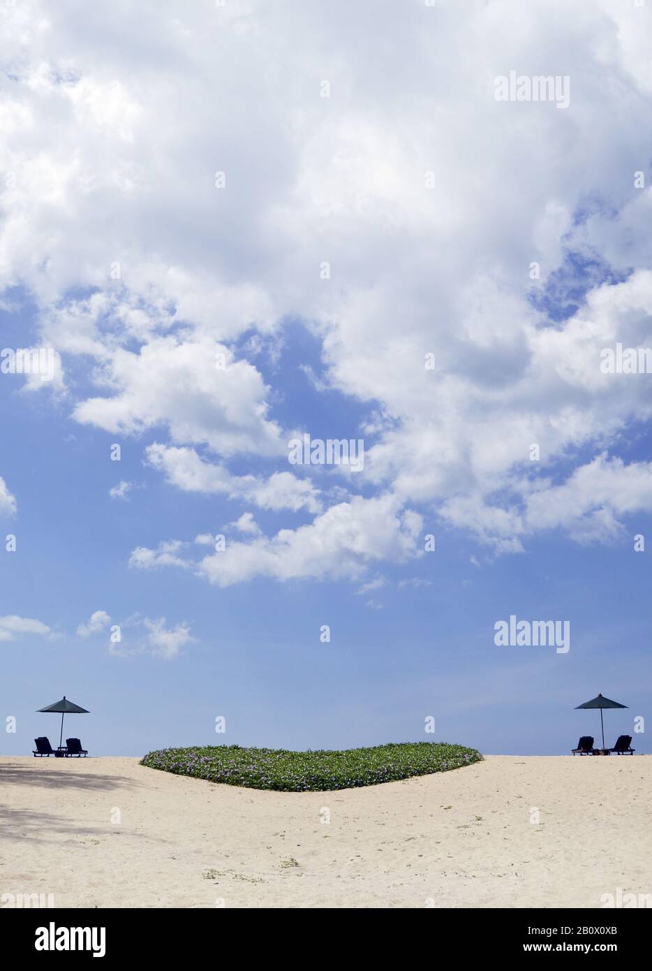 Spiaggia da sogno con lettini e cuore verde fatto di piante, Isola di Phuket, Thailandia del Sud, Sud-Est Asiatico, Foto Stock