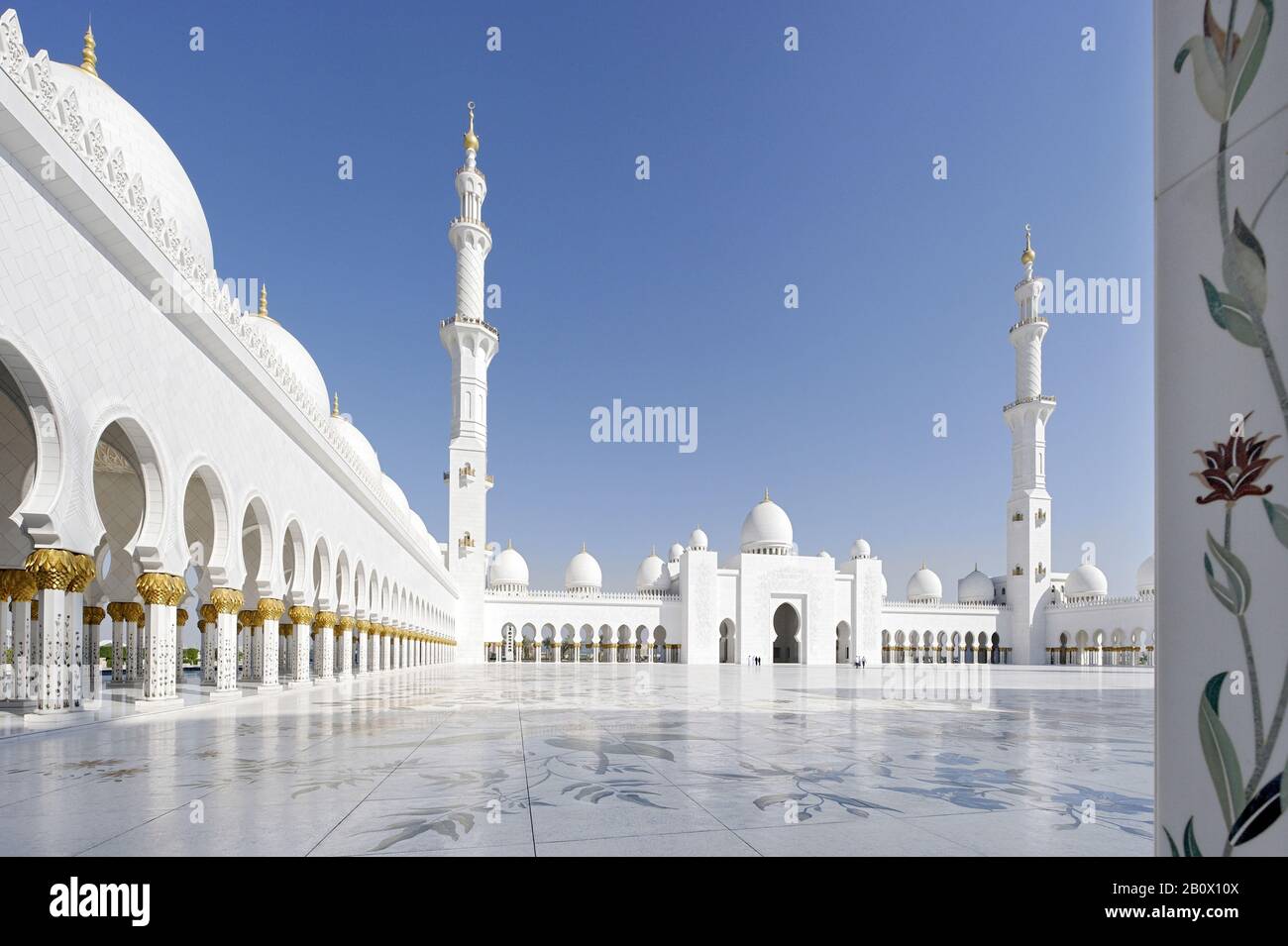 Cortile Interno Della Moschea Sheikh Zayed Bin Sultan Al Nahyan, Emirati Arabi Uniti, Medio Oriente, Asia, Foto Stock