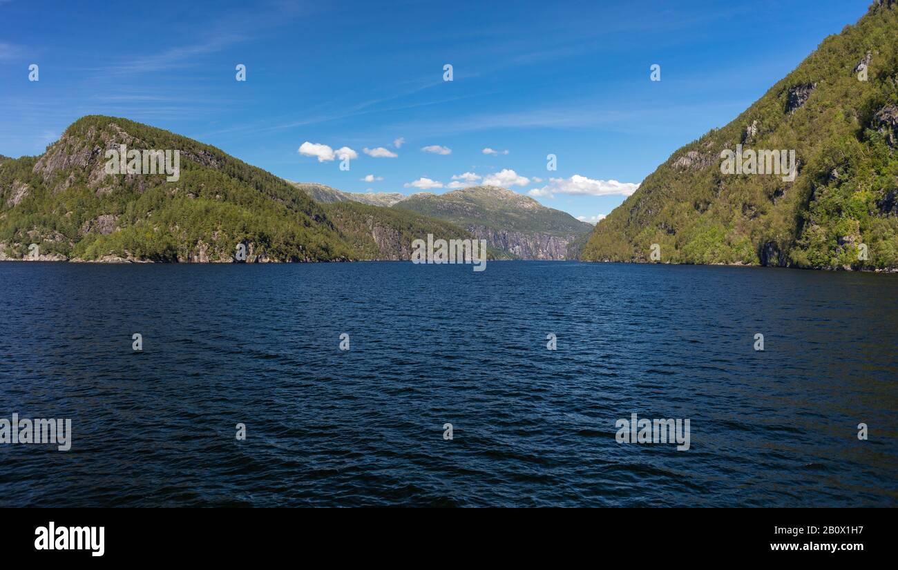 MOFJORDEN, NORVEGIA - Waterway e le montagne nel fiordo, Isola di Osterøy. Foto Stock